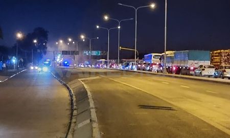 Un grupo de vecinos corta ambos manos de la ruta N°1 a la altura del km 0. Un grupo de vecinos corta ambos manos de la ruta N°1 a la altura del km 0.