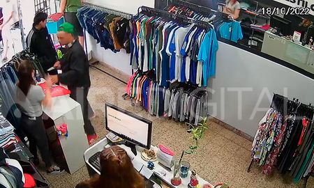 Con una cuchilla de carnicero, dos ladrones asaltaron un negocio en Aristóbulo del Valle. Con una cuchilla de carnicero, dos ladrones asaltaron un negocio en Aristóbulo del Valle.