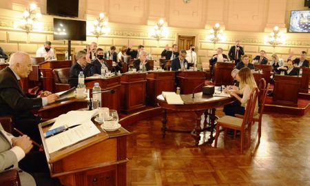 El proyecto para elegir a Armando Traferri en la Junta de Seguridad no pasó por la comisión de Labor Parlamentaria y fue incluido como un ítem más en la sesión del jueves pasado. El proyecto para elegir a Armando Traferri en la Junta de Seguridad no pasó por la comisión de Labor Parlamentaria y fue incluido como un ítem más en la sesión del jueves pasado.
