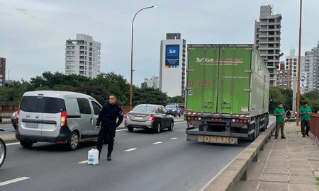 Demoras en el viaducto Oroño por un camión detenido tras un desperfecto mecánico Demoras en el viaducto Oroño por un camión detenido tras un desperfecto mecánico
