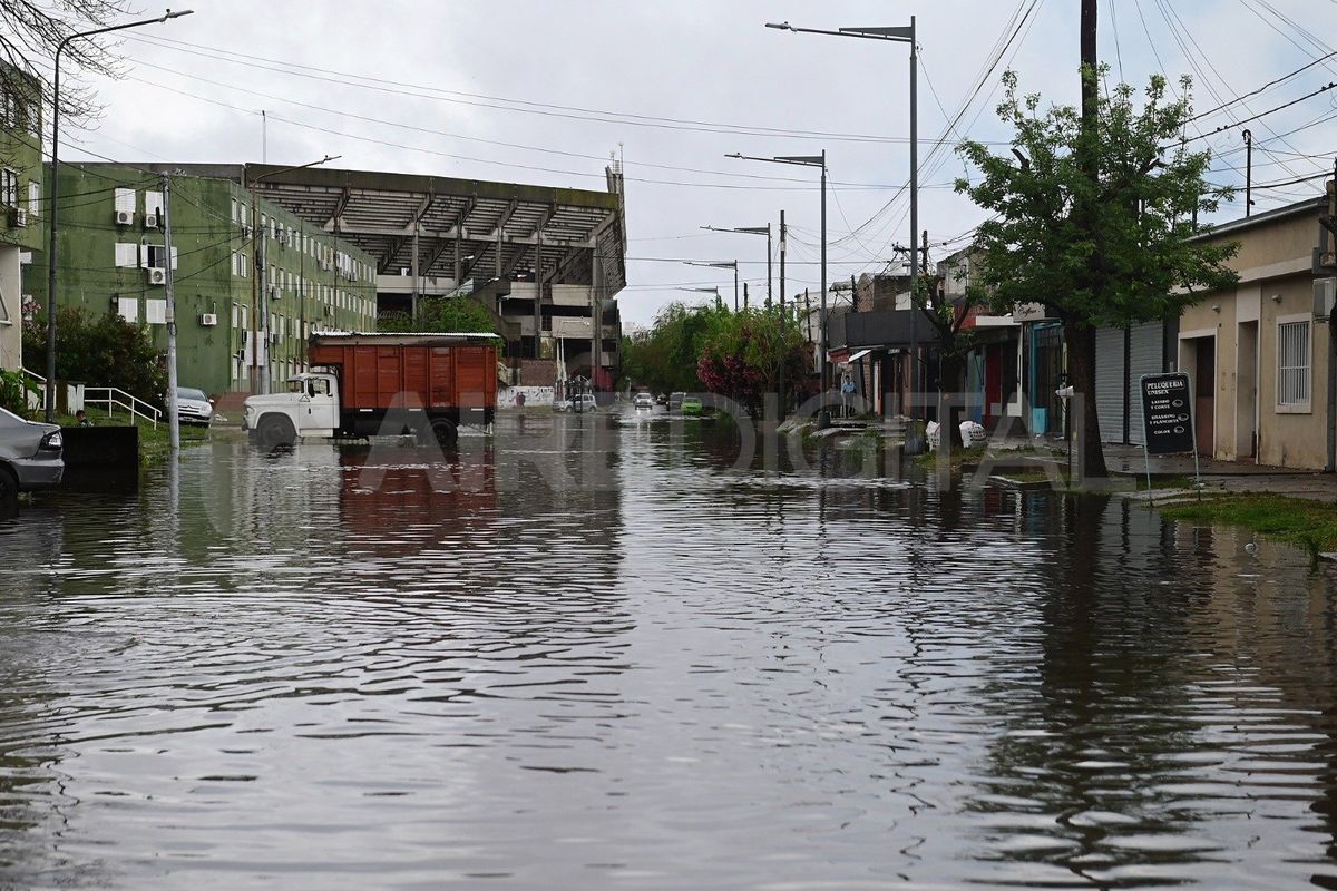 El agua provocó el anegamiento en varias calles de la ciudad de Santa Fe. El agua provocó el anegamiento en varias calles de la ciudad de Santa Fe.