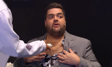 Un participante de 100 argentinos dicen le depiló el pecho en vivo a Darío Barassi Un participante de 100 argentinos dicen le depiló el pecho en vivo a Darío Barassi