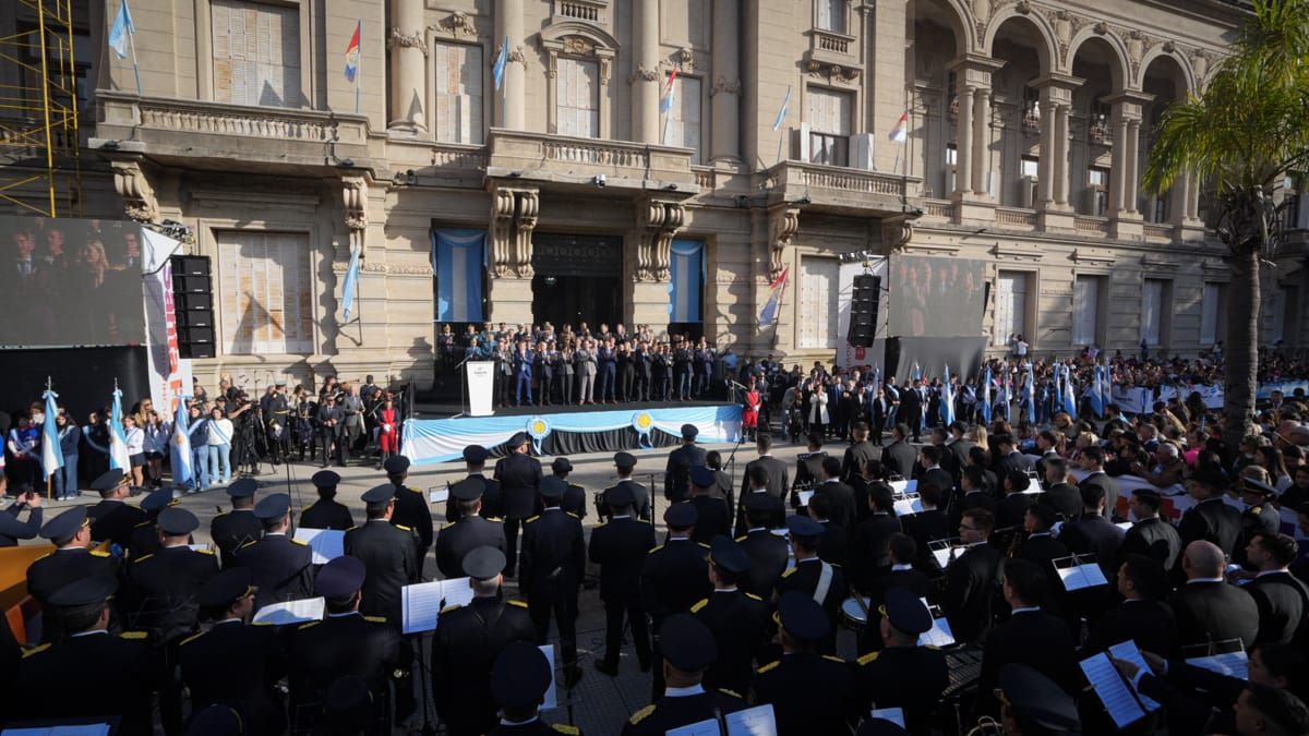 Con la Casa de Gobierno de fondo, se realizó el acto central y el desfile cívico-militar por el 25 de Mayo en Santa Fe. Con la Casa de Gobierno de fondo, se realizó el acto central y el desfile cívico-militar por el 25 de Mayo en Santa Fe.