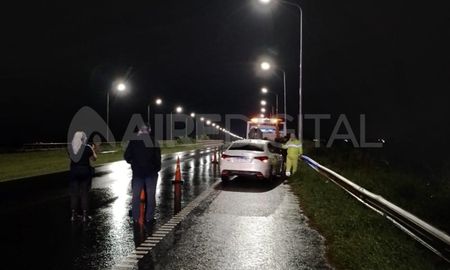 El vehículo que chocó contra una piedra quedó varado en la autopista y fue luego auxiliado. El vehículo que chocó contra una piedra quedó varado en la autopista y fue luego auxiliado.