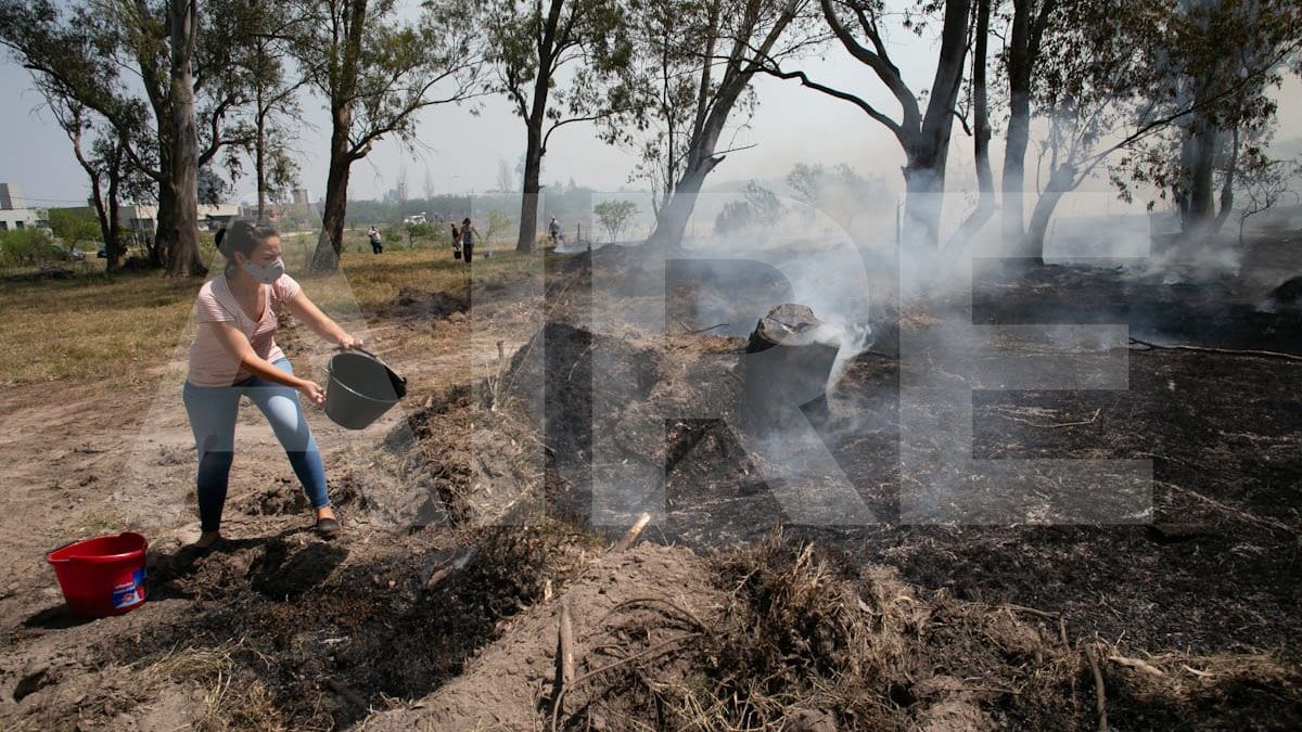 Los vecinos trabajaron incansablemente para evitar la propagación de las llamas en la zona.