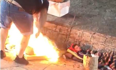 aberrante: prenden fuego a dos indigentes mientras dormian en la calle aberrante: prenden fuego a dos indigentes mientras dormian en la calle