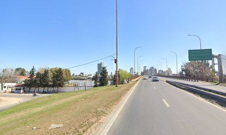 Buscan a un automovilista que atropelló a motociclistas a la altura de la bajada del Viaducto Oroño. Buscan a un automovilista que atropelló a motociclistas a la altura de la bajada del Viaducto Oroño.