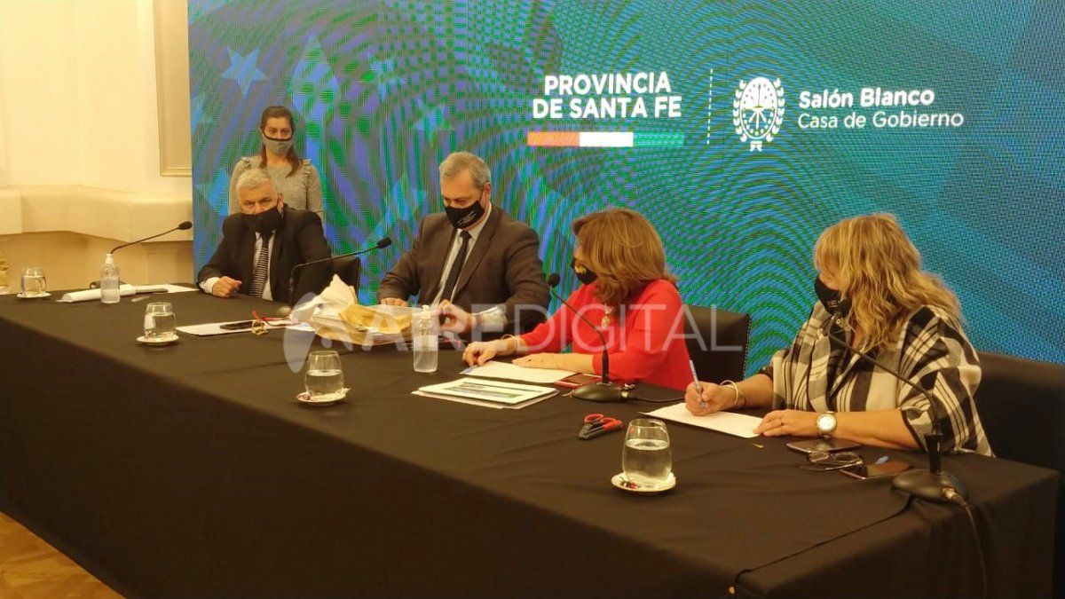 La ministra de Infraestructura Silvina Frana realizó la apertura de sobres&nbsp;este jueves.