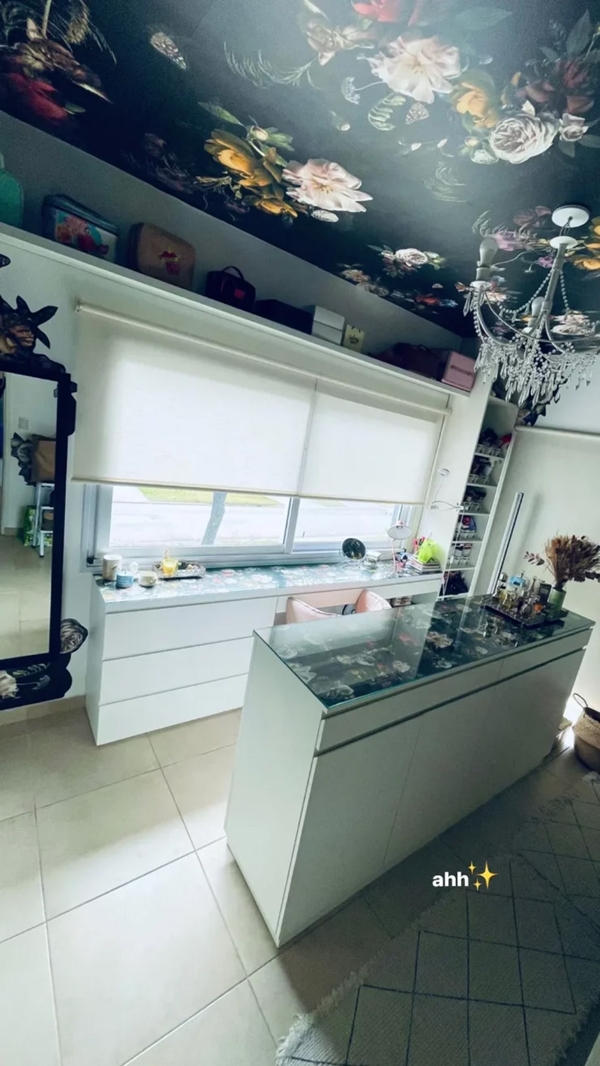 El gran detalle que se lleva toda la atención del ambiente es el empapelado floral de techo.