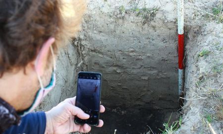 El director del equipo de trabajo dijo que “estamos hablando de 500, 1000 o 1500 años atrás. Queremos saber cómo era el lugar cuando esta gente vivía. Eran cazadores y pescadores”. El director del equipo de trabajo dijo que “estamos hablando de 500, 1000 o 1500 años atrás. Queremos saber cómo era el lugar cuando esta gente vivía. Eran cazadores y pescadores”.