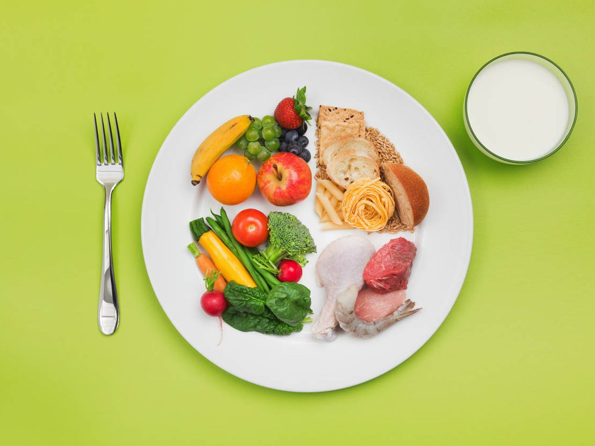 Un plato ideal incluirá proteínas, carbohidratos, grasas saludables y muchos vegetales.