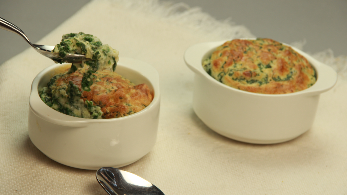 El suflé de espinacas es una excelente opción para hacer en casa y sorprender a tu familia. El suflé de espinacas es una excelente opción para hacer en casa y sorprender a tu familia.