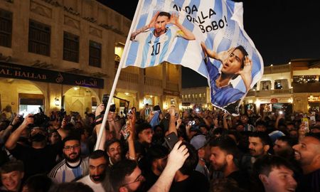 Un numeroso grupo de hinchas del seleccionado argentino y otros tantos curiosos animaron hoy el último banderazo en la previa de la final del Mundial de Qatar 2022 contra Francia Un numeroso grupo de hinchas del seleccionado argentino y otros tantos curiosos animaron hoy el último banderazo en la previa de la final del Mundial de Qatar 2022 contra Francia