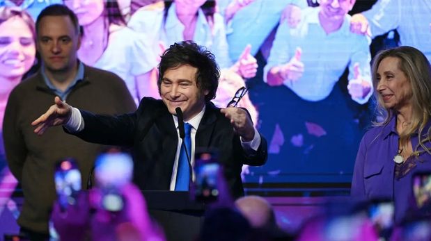Triunfo de Milei: el dólar se desploma, los bonos trepan y el riesgo país perfora los 700 puntos.