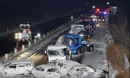 Una tormenta de nieve causó un choque en cadena entre 134 autos y camiones en Japón Una tormenta de nieve causó un choque en cadena entre 134 autos y camiones en Japón