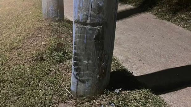 La menor chocó contra un poste mientras manejaba una moto. (Foto: Vía País)