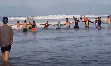 Con una cadena humana, turistas salvaron a una familia entera a punto de morir en el mar Con una cadena humana, turistas salvaron a una familia entera a punto de morir en el mar