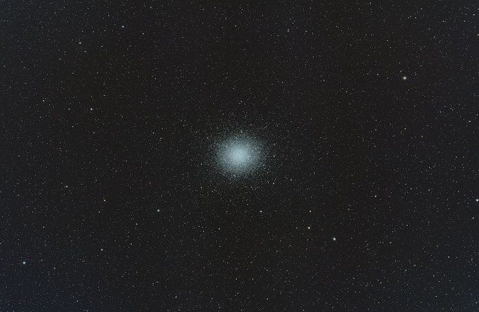 A simple vista parece una estrella más, pero en realidad son miles de soles apretujados