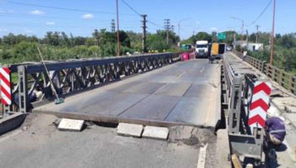 Un camión con 46 toneladas atravesó el puente Bailey sobre la estructura reparada. Un camión con 46 toneladas atravesó el puente Bailey sobre la estructura reparada.
