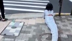 altText(Apareció una Therian serpiente y el video se volvió viral: se arrastra por las calles)}