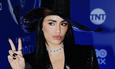 La cantante deslumbró con un look oscuro en sintonía con su último álbum. La cantante deslumbró con un look oscuro en sintonía con su último álbum.