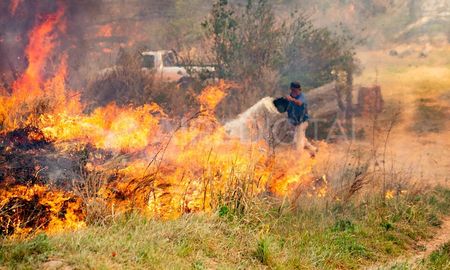 Ante el avance del fuego los vecinos intentaron sofocar las llamas hasta que llegaron los Bomberos. Ante el avance del fuego los vecinos intentaron sofocar las llamas hasta que llegaron los Bomberos.