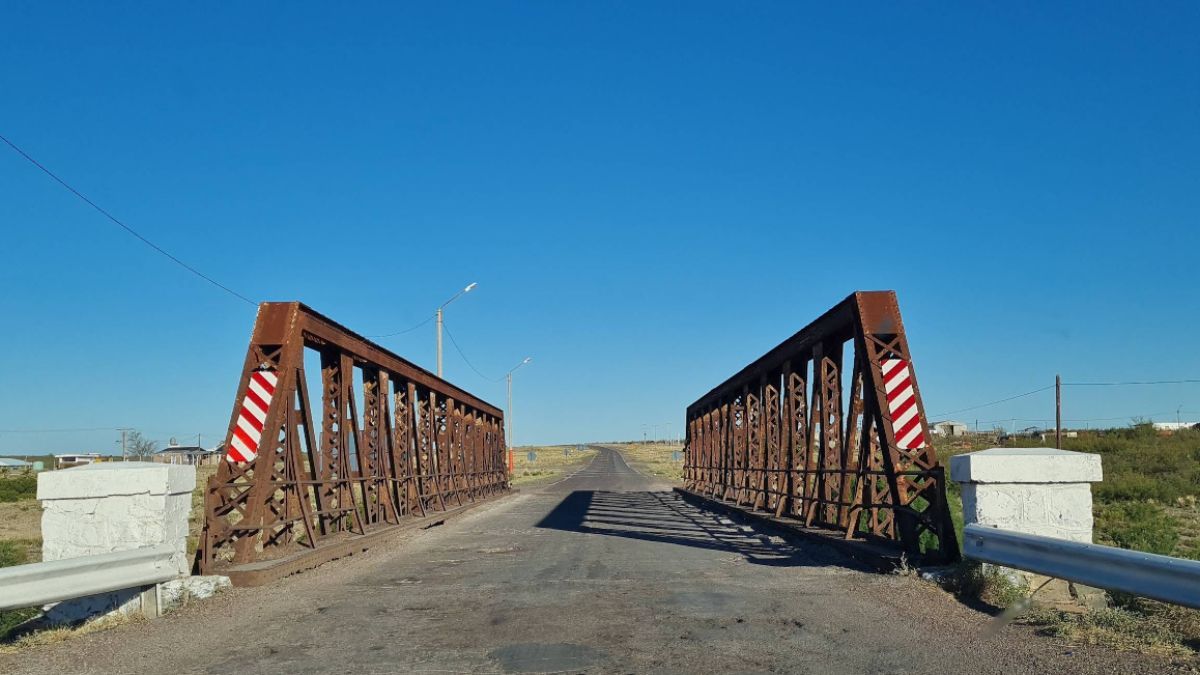 El horizonte infinito y los atardeceres intensos definen el paisaje del oeste pampeano. El horizonte infinito y los atardeceres intensos definen el paisaje del oeste pampeano.