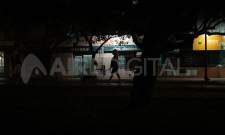 La mayor parte de las 19 cuadras de Avenida Freyre se encuentran casi a oscuras.