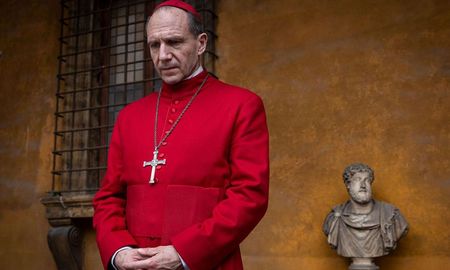 Cónclave: el cardenal Lawrence y el cardenal Adeyemi. Cónclave: el cardenal Lawrence y el cardenal Adeyemi.