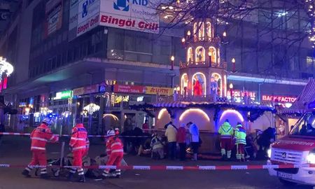 Un auto atropelló a una multitud de personas en un mercado navideño de la ciudad de Madeburgo, en el este de Alemania. Un auto atropelló a una multitud de personas en un mercado navideño de la ciudad de Madeburgo, en el este de Alemania.