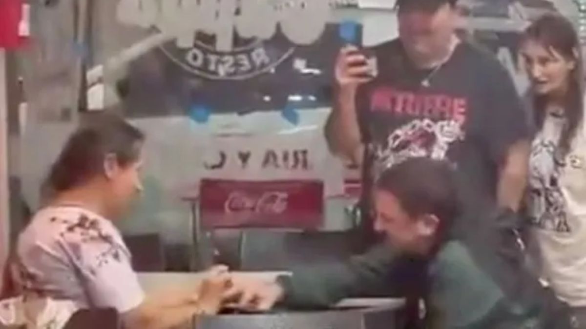 Una pareja eligió una esquina de Wilde, para sellar su compromiso matrimonial.