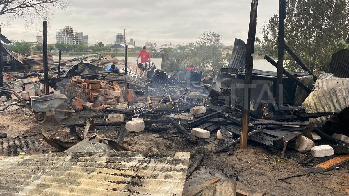 Tres precarias viviendas construidas con postes y chapas quedaron consumidas por el fuego.