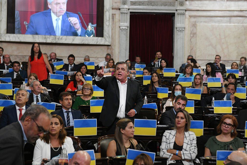 Los legisladores de Juntos por el Cambio habían desplegado banderas de Ucrania en sus bancas y tenían la expectativa de que Alberto Fernández haga una enfática condena de la invasión rusa.