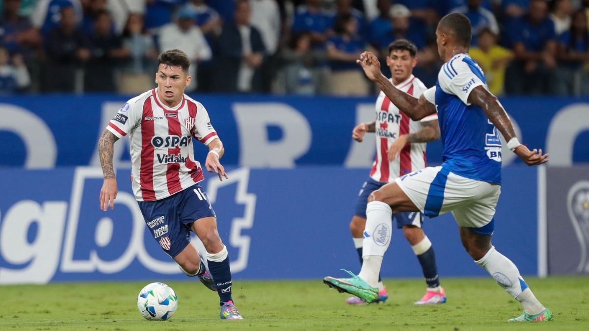 Unión mejoró en lo futbolístico y jugó 45 minutos con un hombre menos: empató 0 a 0 ante Cruzeiro en Brasil.