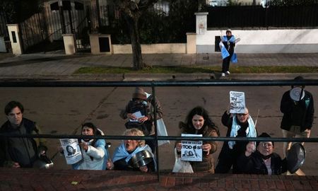 Un grupo de ocho personas se dieron cita sobre la calle Villate a hacer sonar las cacerolas. Un grupo de ocho personas se dieron cita sobre la calle Villate a hacer sonar las cacerolas.