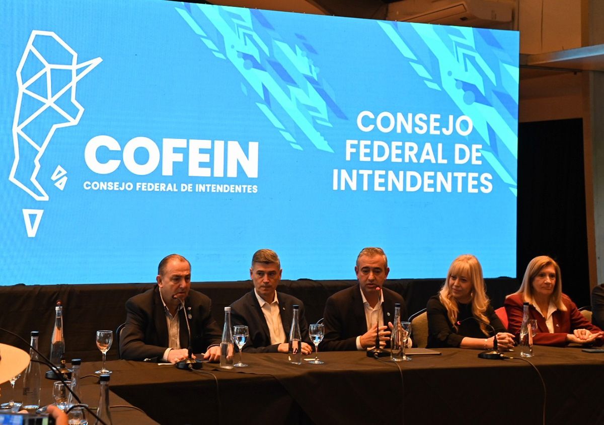 El intendente de Santa Fe, Juan Pablo Poletti, participó este jueves en Rosario de una nueva reunión del Consejo Federal de Intendentes. El intendente de Santa Fe, Juan Pablo Poletti, participó este jueves en Rosario de una nueva reunión del Consejo Federal de Intendentes.