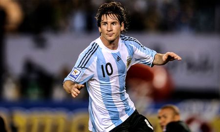 Un 28 de marzo de 2009, Lionel Messi agarraba por primera vez la 10 que dejaba libre Riquelme, por pedido de Diego Maradona. Un 28 de marzo de 2009, Lionel Messi agarraba por primera vez la 10 que dejaba libre Riquelme, por pedido de Diego Maradona.