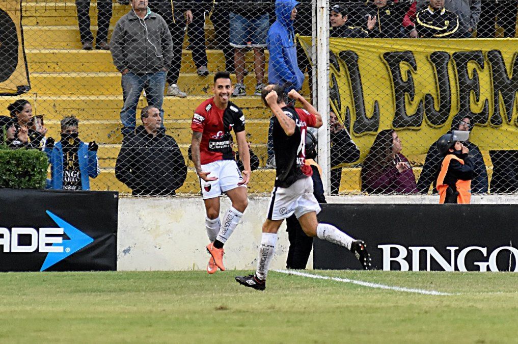 Colón goleó a Olimpo con un infalible Javier Correa