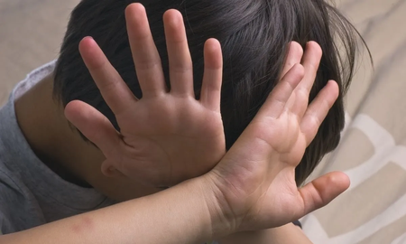 Tiene 8 años y confesó que su papá lo hacía vender bolsitas con harina blanca: lo obligaba a aspirarla, le pegaba y juró enterrarlo si hablaba