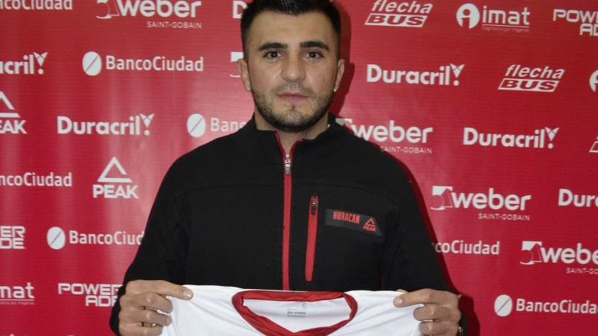 Enrique Triverio vuelve al fútbol argentino para jugar en Huracán. El delantero de 32 años firmó un contrato por 18 meses.