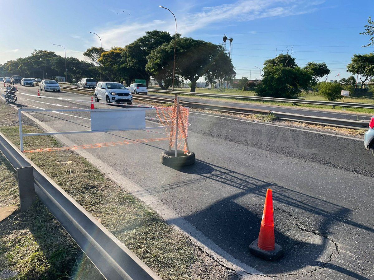 Este miércoles señalizaron con vallas y conos el bache para impedir que los autos circulen por el carril derecho de la ruta nacional 168. Este miércoles señalizaron con vallas y conos el bache para impedir que los autos circulen por el carril derecho de la ruta nacional 168.