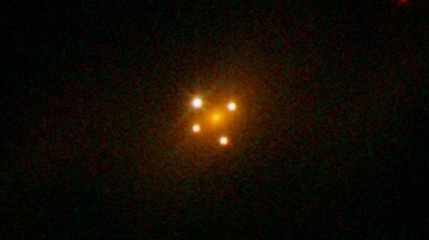La Cruz de Einstein es un fenómeno causado por la división de la luz de un cuerpo celeste cuando otro objeto se interpone en su camino.&nbsp;