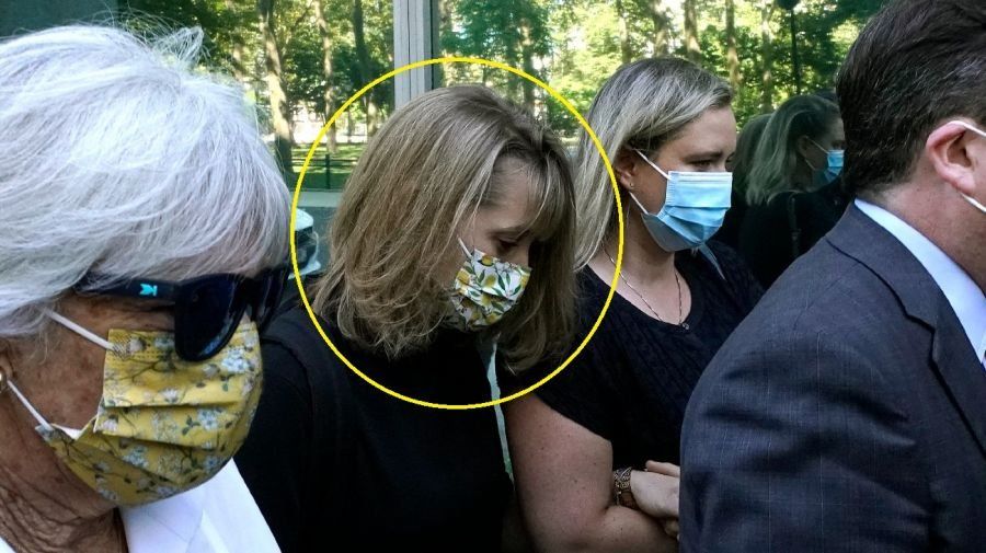 ALLISON MACK SALE DEL TRIBUNAL FEDERAL DE BROOKLYN EL 30 DE JUNIO DE 2021 EN NUEVA YORK, TRAS SER CONDENADA