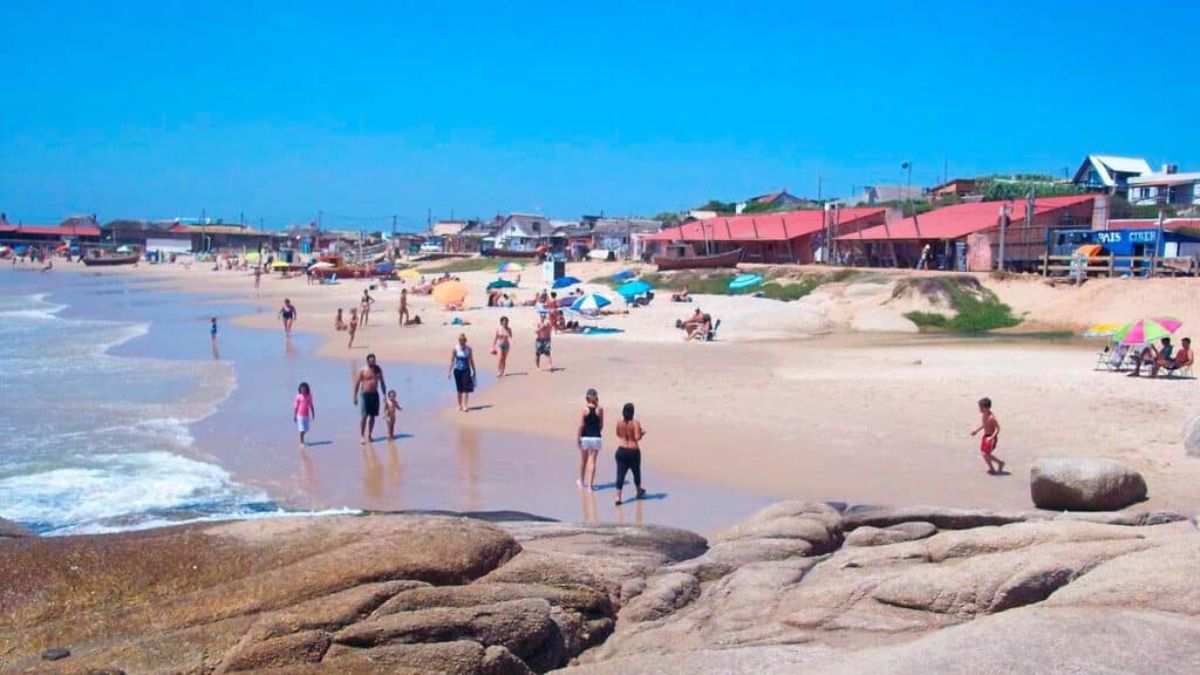 La gastronomía de la zona se basa en la pesca del día; los paradores de la playa integran productos frescos como el abadejo y el cazón directamente desde los botes de la playa vecina. La gastronomía de la zona se basa en la pesca del día; los paradores de la playa integran productos frescos como el abadejo y el cazón directamente desde los botes de la playa vecina.