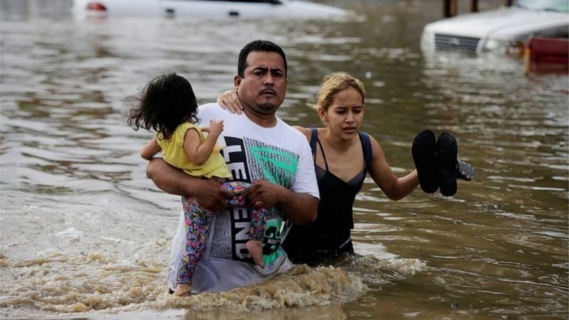 Vecinos de la zona norte de Honduras trataban de ponerse a salvo de las inundaciones por las fuertes lluvias causadas por Eta. Foto: Getty Images