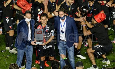 Luis Pulga Rodríguez, referente de Colón de Santa Fe, mostró su felicidad luego de conseguir ganar la Copa de la Liga. Luis Pulga Rodríguez, referente de Colón de Santa Fe, mostró su felicidad luego de conseguir ganar la Copa de la Liga.