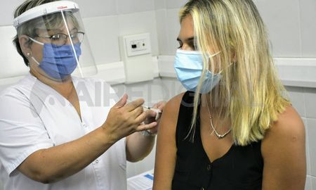 Luego del anuncio de Vizzotti, se definieron cinco grupos del personal docente que serán priorizados para recibir la vacuna Sinopharm, proveniente de China. Luego del anuncio de Vizzotti, se definieron cinco grupos del personal docente que serán priorizados para recibir la vacuna Sinopharm, proveniente de China.