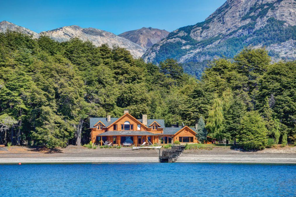Pequeña residencia al borde de la ruta de los siete lagos, argentina