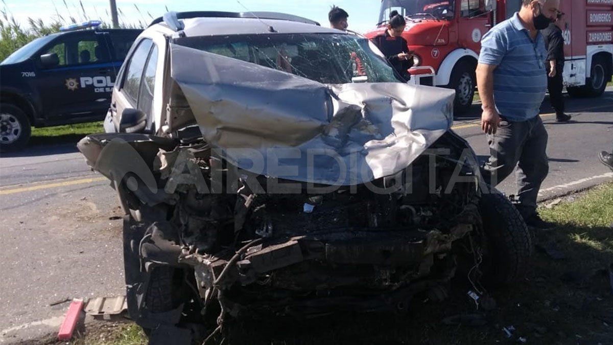 En las redes sociales, vecinos del lugar expresaron su malestar por el estado de la calzada y reiteraron la necesidad de ampliarla. “Es asombroso que no haya muchos accidentes todos los días en ese tramo de ruta. Ese tramo tiene muchísimo tráfico. Debería haber dos manos en cada sentido”, aseguran.