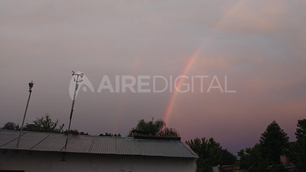 Un arcoíris se vio al noreste de la ciudad.